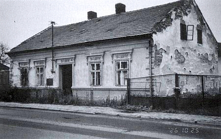 Dnes již zcela přestavěný dům v Nýrsku na někdejší Reichsstraße čp. 214 (nyní Bezručova),
kde kdysi bydlel, na snímcích z roku 2006