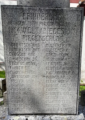 Jména dvou jeho příbuzných na pomníku padlým z 1. světové války před kostelem