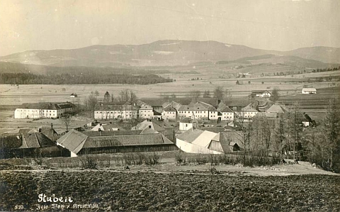 Hůrka, kde se odehrává jeho vyprávění, na staré pohlednici fotografa Josefa Wolfa z Českého Krumlova