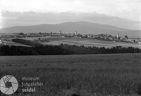 Velešín s panoramatem Kleti na Seidelově snímku někdy z konce druhé světové války -
vodojem z roku 1930 zde už dominuje obrazu města