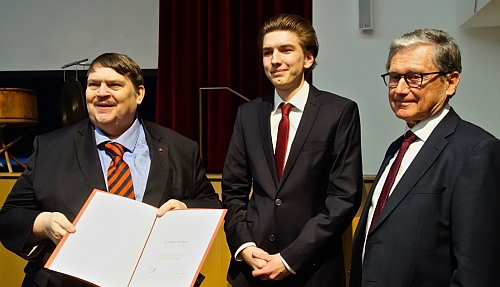 Na těchto dvou snímcích je zachycen při předávání podpůrné ceny krajanského sdružení pro rok 2022, na dolním vidíme i Seidelův fotoatelér v Českém Krumlově