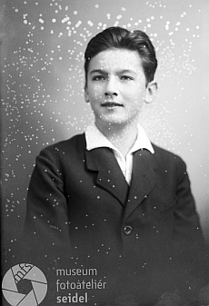 Třináctiletý na snímku z prosince 1925