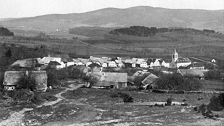 Dnes zcela zaniklé Vitěšovice na snímku Josefa Seidela z roku 1924, v pozadí svítí bílé chalupy obce Březovík