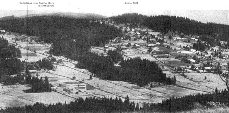 Poloha školy ve Světlých Horách na tajné panoramatické fotografii nacistického wehrmachtu z roku 1938, kterou objevil po letech Reinhold Fink v jednom německém antikvariátě a zveřejnil v krajanském časopisu