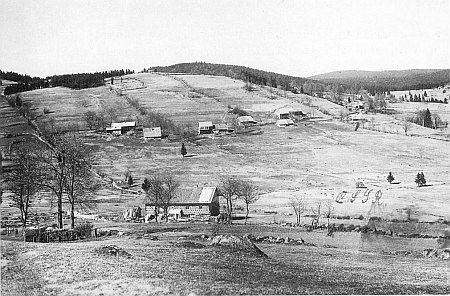 Ženiny rodné Dolní Světlé Hory při svahu Geißbergu s vrcholem
už na bavorské straně zachytil snímek z roku 1927, kde je při hranici
s bavorskou už usedlostí vepředu dopsána později zkratka ČSSR,
a ten novější z roku 2004