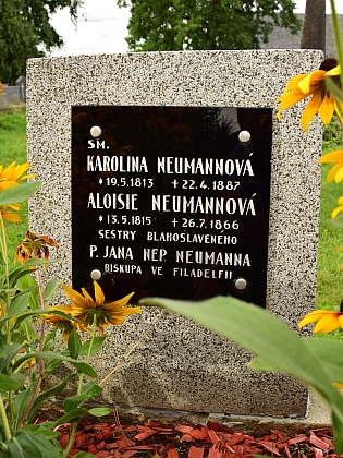 Na hřbitově ve Starých Prachaticích jsou u hrobů sester Boromejek připomenuty i světcovy sestry Karolina a Aloisie