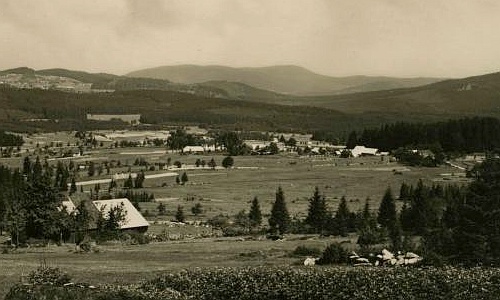 Nové Údolí na staré pohlednici, v pozadí Pažení (Basum) a Boubín (Kubani)