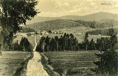 Nové Údolí v roce 1919, kdy mu bylo 9 let, na dvou variantách pohlednice Josefa Seidela, zachycující ves na pozadí tzv. "Kostelní cesty" ("Kirchensteig"), vedoucí od ní do farní obce České Žleby