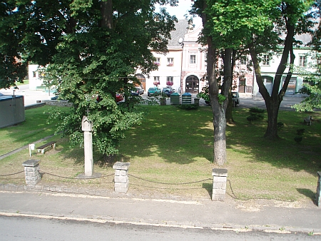 Naproti domu čp. 30 stojí dnes boží muka, přenesená sem odjinud