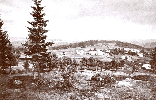 Klingenbrunn z vrchu Ludwigsstein, zachycený roku 1887 na vzácném starém snímku "dvorním fotografem" Bernhardem Johannesem z Merana (1846-1899) pro album spolku Waldverein v Pasově, jak snímek popsal Paul Praxl