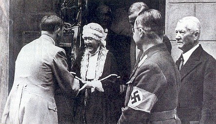 Nacismus se zmocňuje filozofova odkazu: Hitler s Elisabeth Försterovou,
roz. Nietzscheovou, ve Výmaru v roce 1935