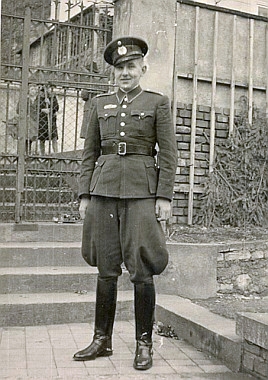 V uniformě vládního vojska roku 1941