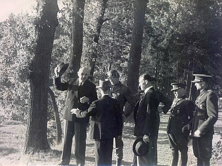 Otec provádí generála Pattona hlubockými schwarzenberskými majetky
po osvobození 1945