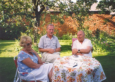 S Dr. Gerhardem Trappem roku 1992 na zahradě domku v Bavorově