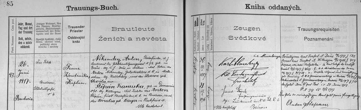 Německý zápis vedle všech českých na téže straně o českobudějovické svatbě jeho rodičů v červnu válečného roku 1917: ženich Anton Nikendey, narozený v Dačicích, v civilu lesník, byl tenkrát poručíkem 94. regimentu polních houfnic (jeho otec Anton Nikendey byl ředitelem statku v.v. v Malešově, okres Kutná Hora, matka Eleonora byla roz. Chválová), nevěsta Franziska Štěpánová, narozená v Domaníně, okres Třeboň, byla dcerou knížecího revírníka v Českých Budějovicích Antona Štěpána a Amalie, roz. Bayerové ze šumavské Bělé (Parkfried)