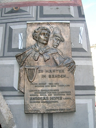 Pamětní deska na fasádě hotelu "Goldener Adler" v tyrolském Innsbrucku připomíná autora textu písně "Zu Mantua in Banden", od roku 1948 tyrolské hymny, jímž byl Julius Mosen z Vogtska (Vogtland), hudbu složil Leopold Knebelsberger z Klosterneuburgu na lidový nápěv