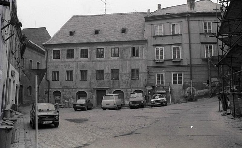 V Českém Krumlově bylo po něm pojmenováno náměstíčko, zvané jinak Na Louži
- v říjnu 1988 pořídil tento jeho snímek Dr. Othmar Hanke