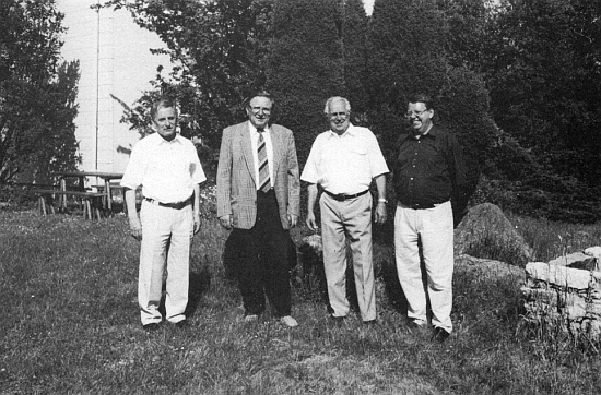 Na snímku z roku 1998 stojí zcela nalevo s ostatními členy představenstva sdružení "domovu věrných" Šumavanů - od něho napravo Horst Stiepani, Alfred Wanetschek a Heinz Pollak