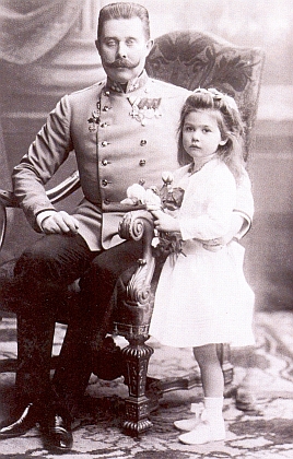 Žofie princezna z Hohenbergu - na levém snímku jako holčička se svým otcem