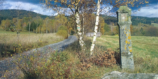 Boží muka u Dolního Příbrání v krajině dnes téměř bez člověka