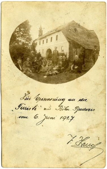 "Turisti" z Českých Budějovic v Dolním Příbrání na snímku z června roku 1927