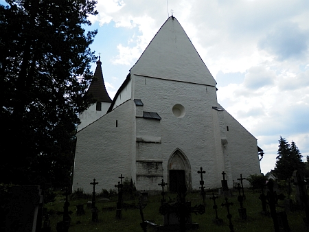 Kostel sv. Mikuláše v Kašperských Horách obklopený hřbitovem, na kterém je pochován i Rudolf Nowak