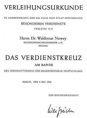 K udělení Záslužného kříže se stuhou
s podpisem prezidenta Weizsäckera (1994)