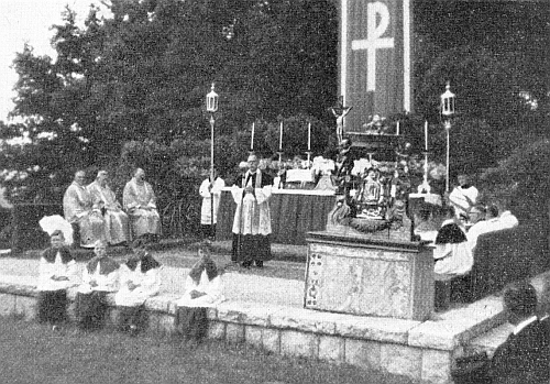 Snímek ho zachycuje při kázání před "horským oltářem" na vrchu Schönenberg u města Ellwangen