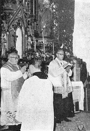 Stojí vpravo při slavnostní bohoslužbě o oslavě 25 let kněžství v roce 1965...
