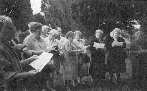 Na kaplickém hřbitově zpívají roku 1990 vyhnanci její "Böhmerwaldlied"