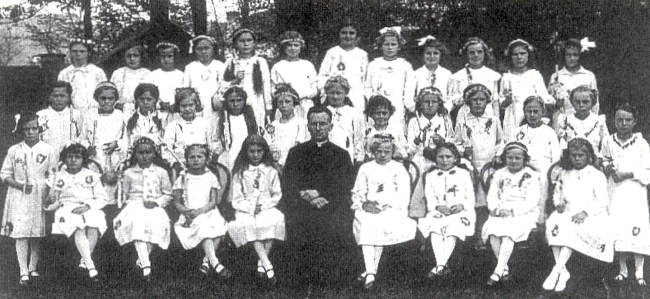 První svaté přijímání v Horní Plané 21. května 1936 - Ladek Traudl je mezi děvčaty, bohužel ale v krajanském časopise neuvedla kde