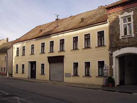 Někdejší sídlo  lékárny a její rodný dům čp. 32 v dnešní Jiráskově ulici v Horní Plané