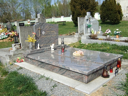 Hrob Franze Opelky v Benešově nad Černou s přípisem "Geboren in Deutsch-Beneschau"