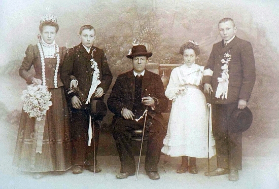 Tento rodinný snímek byl nalezen za trámem v rodném domě a podle sdělení Otto Ortnera zachycuje dvojitou svatbu jeho dědečka (vlevo) a prastrýce, uprostřed je pradědeček Michael - dědeček se ale oženil v roce 1909, v oddací matrice je uvedena pouze svatba dědova a údajní ženiši rozhodně nevypadají na 31 a 29 let