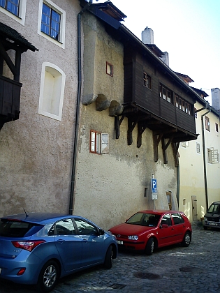 Dům čp. 133 v Masné ulici (Fleischgasse) v Českém Krumlově, kde Schiele, Osen a Peschka společně bydleli
(na snímku vpravo je pohled na dům z ulice Parkán) v roce 2013...