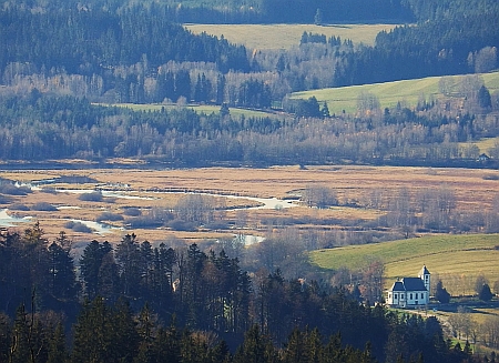 Pohled z Knížecího stolce na kostel v Želnavě a meandry Vltavy