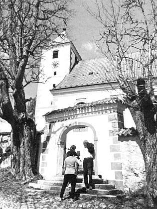 Vstupní branka k želnavskému kostelu a hřbitovu na snímku z roku 2023 u příležitosti znovuvysvěcení hodin na kostelní věži