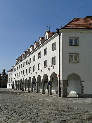 Herecký dům, kde bydlel, byl k divadlu přistavěn v letech 1941-1943