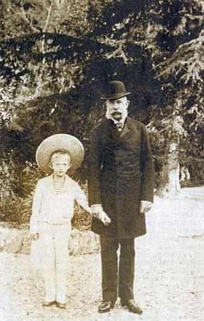 Jeho dědeček František Josef I. a otec Karel na jedné fotografii při kraji lesa