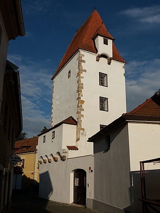 Součástí opevnění Českých Budějovic byly dvě dodnes dochované hranolové věže: Železná panna (Spielhäubelturm) a Rabenštejnská věž