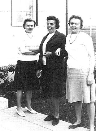Jeho dcera Gretl (Margarete) se narodila na 1. máje 1922 a zemřela 22. dubna 2017 - na tomto snímku z roku 1967 stojí vlevo, napravo její mladší sestra Traudl, uprostřed jejich sestřenice Maria Linzmeierová (Karlhans Marerl)