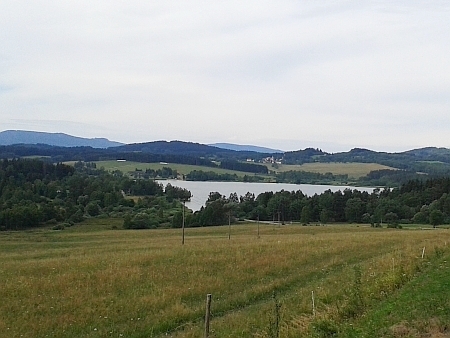 Rybník Olšina, nad ním uprostřed Hodňov