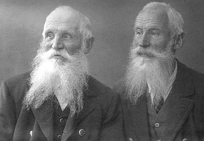 Praděd Raimundův Karl Paleczek mladší (1859-1937) se svým bratrem Johannem (1855-1950), oba ve schwarzenberských službách