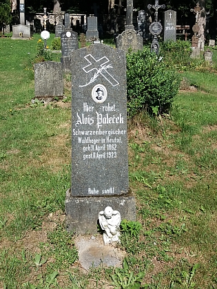... a hrob hajného Aloise Palečka ve stejných službách v Novém Údolí na hřbitově v Českých Žlebech