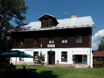 Na výřezu pohlednice Josefa Seidela z roku 1912 je hostinec Paleczek v Černém kříži, založený Franzem Paleczkem - jako penzion s občerstvením pro turisty slouží i dnes