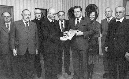 Programová komise oslav výročí budějovické diecéze roku 1985 s tehdejším pasovským starostou Höslem - zleva Anton Haas, Rudolf Paleczek, Franz Irsigler, Johannes Barth, Alois Harasko, Gertrud a Ernst Irsiglerovi, úplně vpravo pak Anton Grillinger