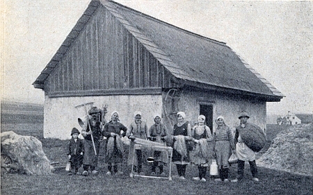 Pazderna při jeho rodném Hodňově a místní, pro něž kdysi pěstování lnu tolik znamenalo