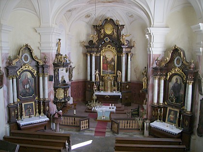 Interiér a varhany kostela Nejsvětejší Trojice v Hodňově
