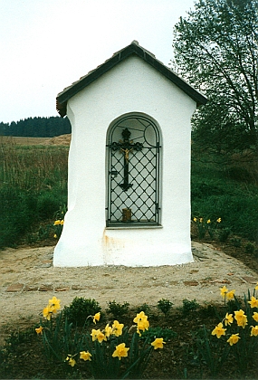 Polní kaple u Světlíku směrem k zaniklému Černíkovu před opravou a po ní