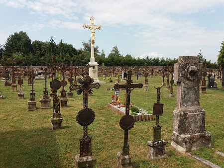 Hrob rodiny Panhölzlovy na upraveném hřbitově ve Světlíku